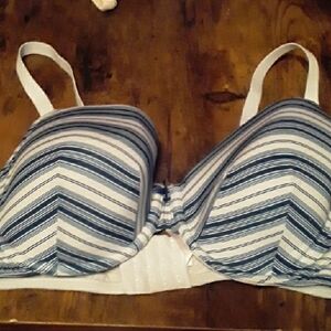 Like New CACIQUE 38DD Playful Blue/grey Striped Padded underwire Pretty Bra